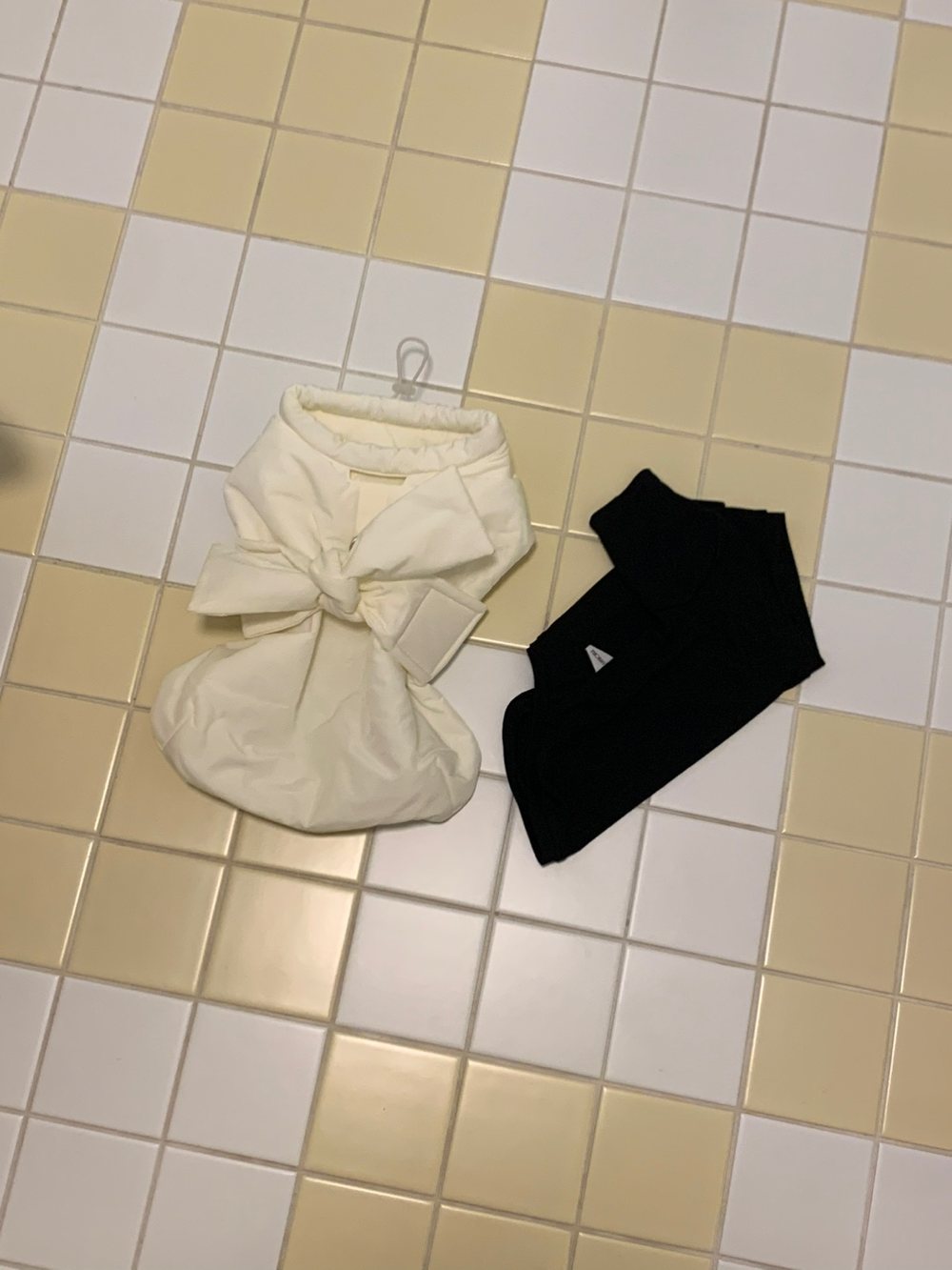 3초 패딩과 아코디언 티를 나란히 놓은 모습