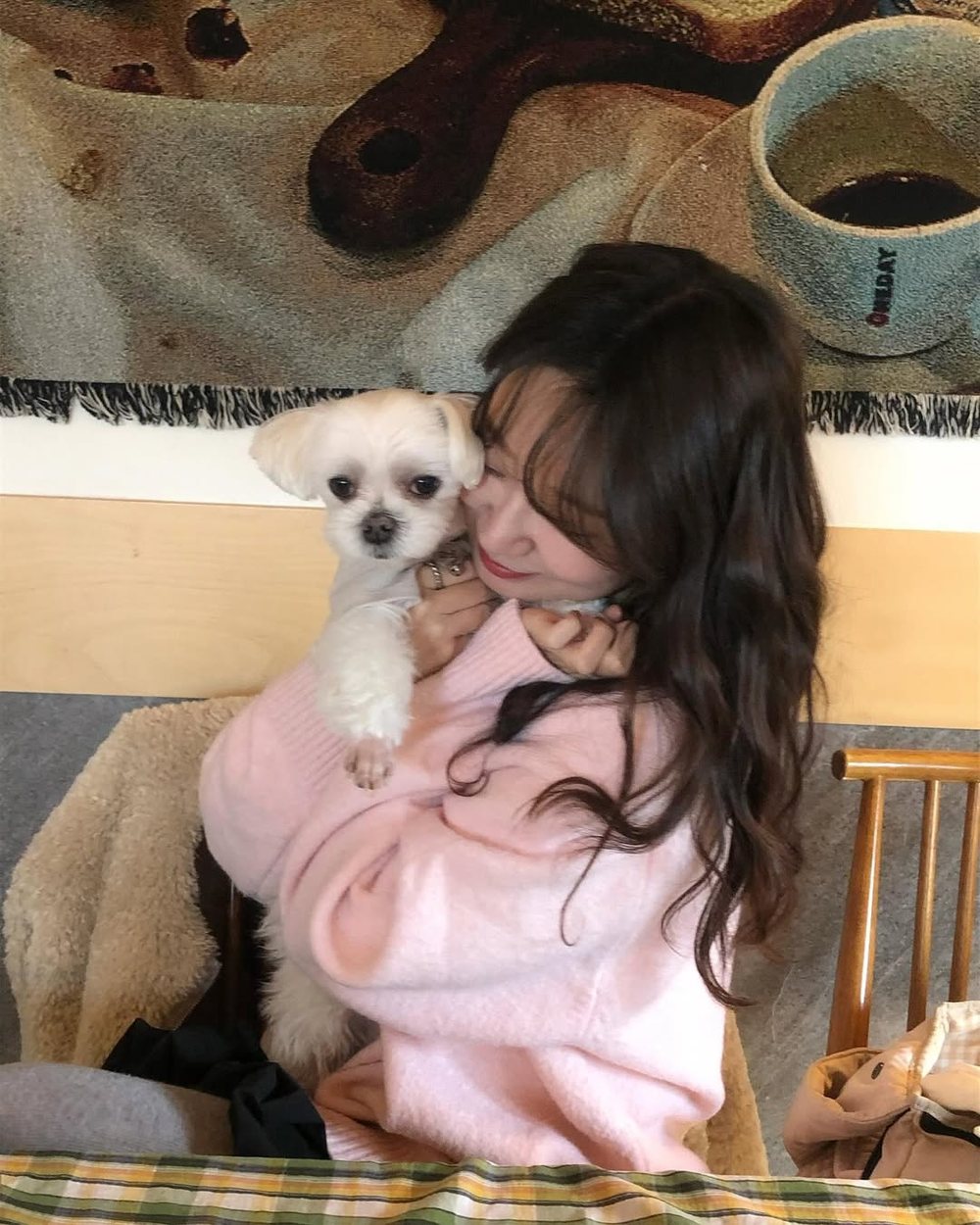 보호자가 3초 패딩을 입은 강아지를 안고 있다